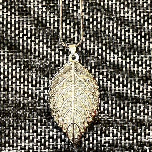 Sparkly Silver-tone Leaf Pendant and Necklace - Picture 4 of 10